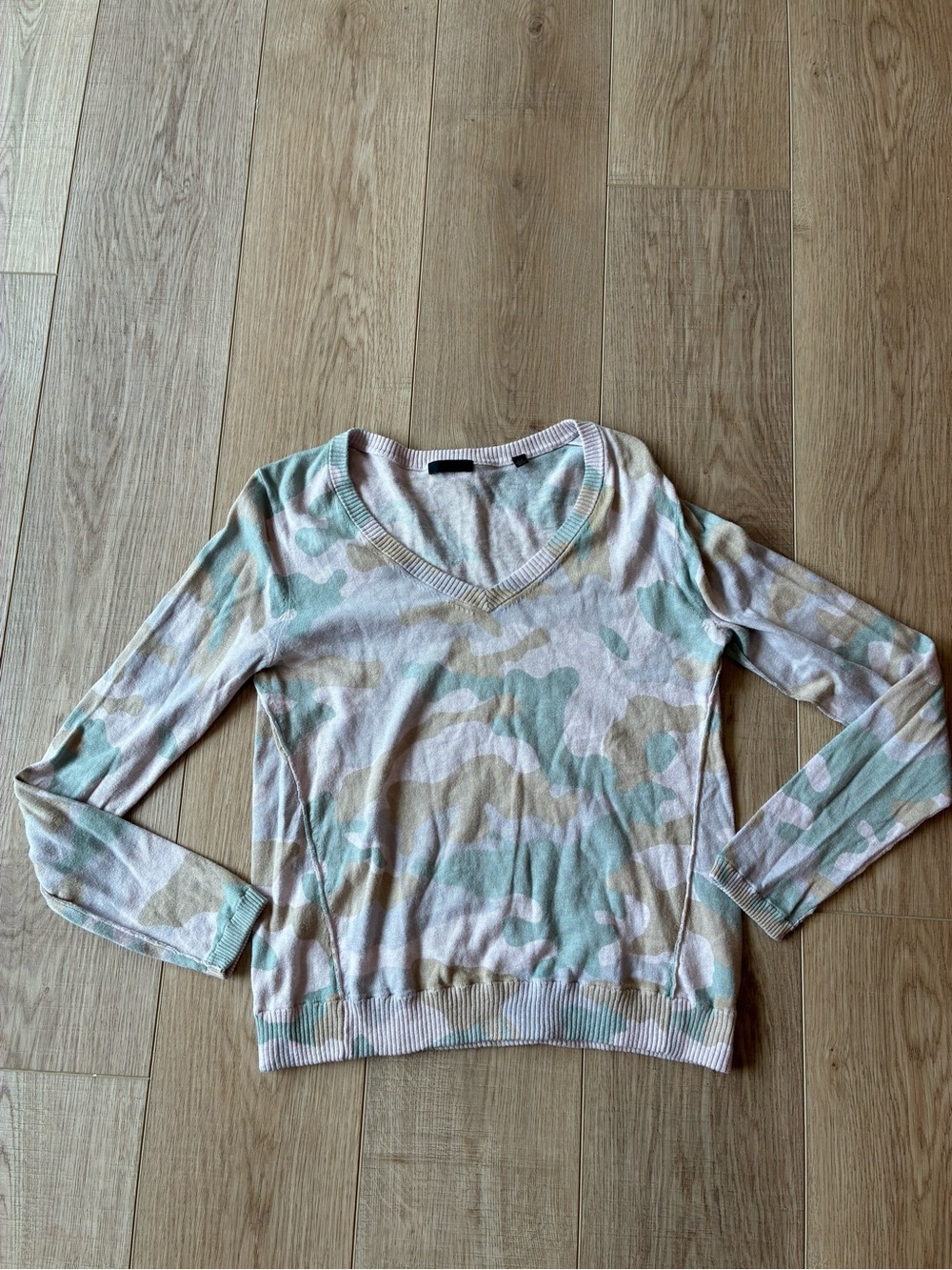 ATM Lightweight V-Neck cashmere blend Camo Print Women's Top Green & Pink S